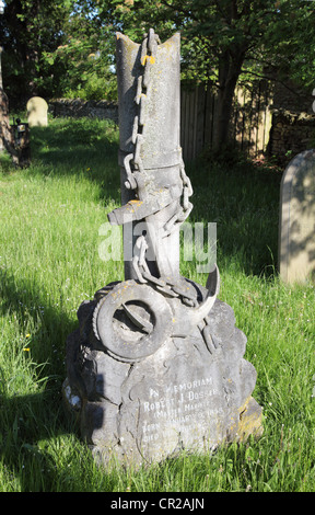 Master Mariner's Grabstein auf dem Friedhof der All Saints Pfarrkirche Slingsby, North Yorkshire, England, Großbritannien Stockfoto