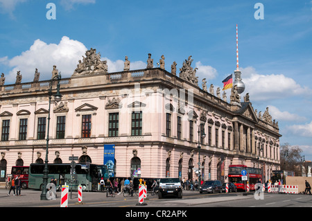 Blick auf Zeughaus (Zeughaus) ist das älteste Bauwerk auf der Boulevard Unter Den Linden-Straße in Berlin, Deutschland Stockfoto