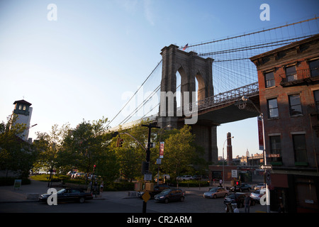 New York City Brooklyn Bridge, die Manhattan mit Brooklyn, diese Ikone Konstruktion unter Seite Brooklyn verbindet Stockfoto