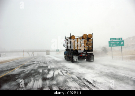 Protokollierung von LKW auf eisglatten Straße während Wintersturm im östlichen Oregon Stockfoto