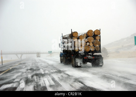 Protokollierung von LKW auf eisglatten Straße während Wintersturm im östlichen Oregon Stockfoto