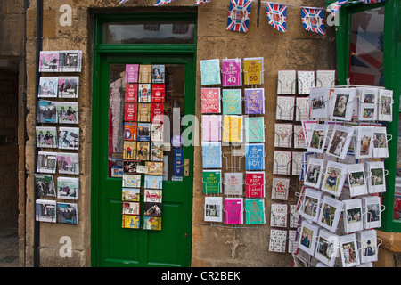 Vielzahl von Karten und Postkarten auf dem Display vor Geschäft in Chipping Campden Stockfoto