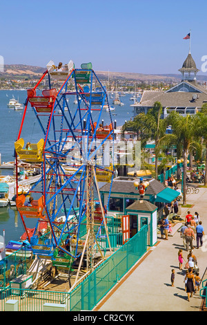 Diese bunten Riesenrad ist ein Wahrzeichen von der Fun-Zone auf der Balboa Peninsula mit Blick auf Hafen von Newport in Newport Beach, Kalifornien, USA. Stockfoto