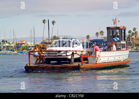 Historischen drei-Wagen-Fähren überqueren Newport Harbor zwischen der Fun-Zone auf die Balboa Peninsula und Balboa Island in Newport Beach, Kalifornien, USA. Stockfoto