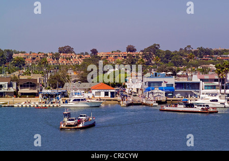 Historischen drei-Wagen-Fähren überqueren Newport Harbor zwischen der Fun-Zone auf die Balboa Peninsula und Balboa Island in Newport Beach, Kalifornien, USA. Stockfoto