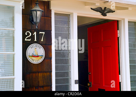Handbemalte 'Willkommene' Keramikplatten zieren oft die charmante Ferienhäuser und Wohnungen auf Balboa Island in Newport Beach, Kalifornien, USA. Stockfoto