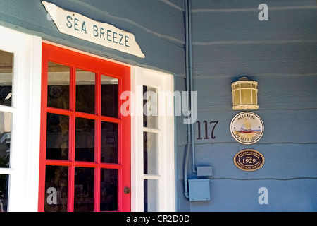 Handbemalte "Welcome" Keramikplatten und historische Plaketten schmücken oft die charmante Ferienhäuser und Wohnungen auf Balboa Island in Newport Beach, Kalifornien. Stockfoto