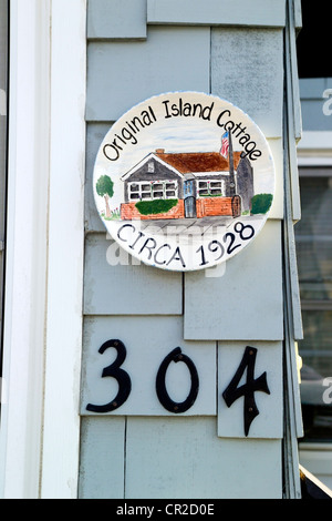 Handbemalte Keramikteller mit historischen Daten oft schmücken die charmante Ferienhäuser und Wohnungen auf Balboa Island in Newport Beach, Kalifornien, USA. Stockfoto