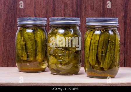 Drei verschiedene Gläser eingelegte Gurken Stockfoto
