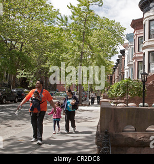 Eine Familie macht einen Spaziergang im Stadtteil Park Slope, Brooklyn, New York. Stockfoto