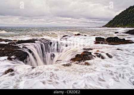 Thors gut ist durch den Sturm Flut an Oregons Cape Perpetua Naturgebiet Gefahren immer wieder aufgefüllt. Stockfoto