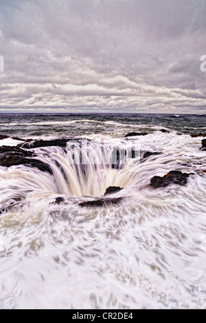 Thors gut ist durch den Sturm Flut an Oregons Cape Perpetua Naturgebiet Gefahren immer wieder aufgefüllt. Stockfoto