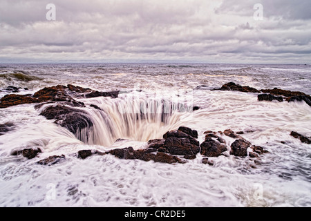 Thors gut ist durch den Sturm Flut an Oregons Cape Perpetua Naturgebiet Gefahren immer wieder aufgefüllt. Stockfoto