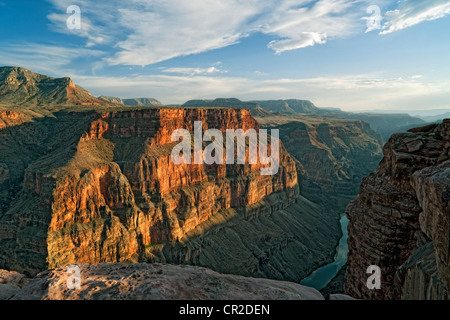 Abendlicht taucht die Wände des Arizonas Grand Canyon National Park von Toroweap mit den Colorado River 3.000 Fuß unter. Stockfoto