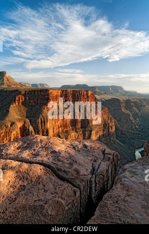 Licht und Schatten an den Wänden des Arizonas Grand Canyon National Park im Toroweap mit den Colorado River 3.000 Fuß unter. Stockfoto