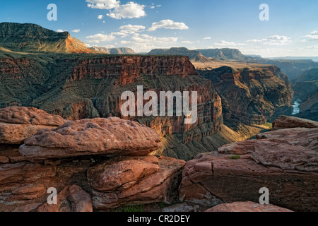 Licht und Schatten an den Wänden des Arizonas Grand Canyon National Park im Toroweap mit den Colorado River 3.000 Fuß unter. Stockfoto