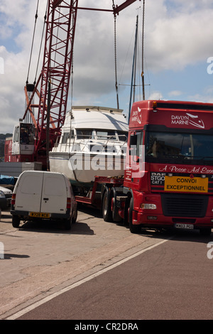 Motoryacht (Dawn Affair) werden vom LKW in die Marine in Torquay, Devon, UK abgeladen. Stockfoto