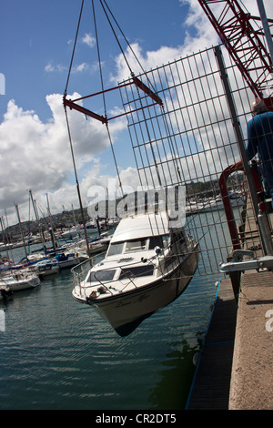 Motoryacht (Dawn Affair) werden vom LKW in die Marine in Torquay, Devon, UK abgeladen. Stockfoto