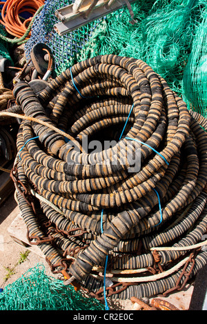 Krabben Sie-Töpfe, Fischernetzen, rostige Ketten und Anker-Speicherbereich verwendet von den lokalen Fischern in Torquay Marina Devon UK. Stockfoto
