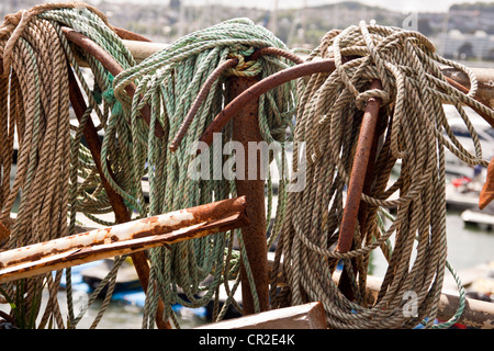 Krabben Sie-Töpfe, Fischernetzen, rostige Ketten und Anker-Speicherbereich verwendet von den lokalen Fischern in Torquay Marina Devon UK. Stockfoto
