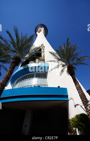 LAS VEGAS - 19 SEPTEMBER: Stratosphere Hotel Tower mit Palme am 19. September 2011 in Las Vegas, Nevada. Stockfoto