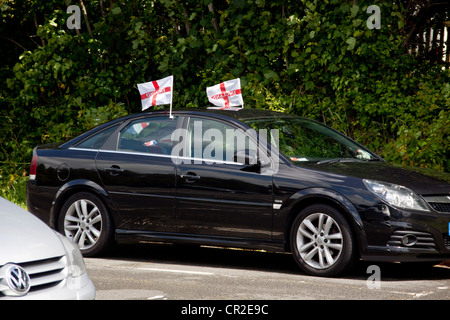Schwarzes Auto mit St George England Fahnen in der Feier der Euro 2012, Diamant-Jubiläum, Olympiade 2012 in London. Stockfoto