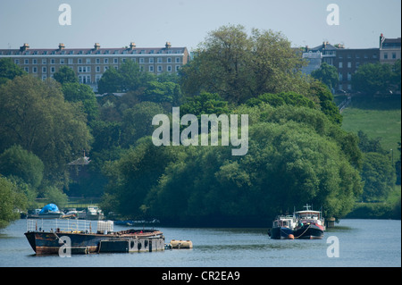 Die Themse Wicklung flussabwärts in Richtung Richmond upon Thames mit der Altstadt auf dem Hügel, Süd-west-London Stockfoto