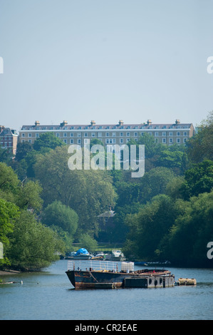 Die Themse Wicklung flussabwärts in Richtung Richmond upon Thames mit der Altstadt auf dem Hügel, Süd-west-London Stockfoto