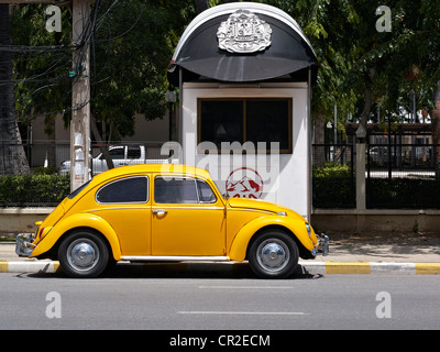 Vintage gelb VW Käfer vor eine thailändische Polizei Box geparkt. Thailand-Asien Stockfoto