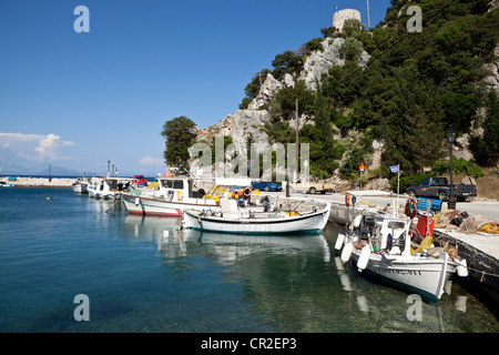 Angelboote/Fischerboote vertäut im Hafen von Frikes auf der Insel Ithaka, Griechenland Stockfoto