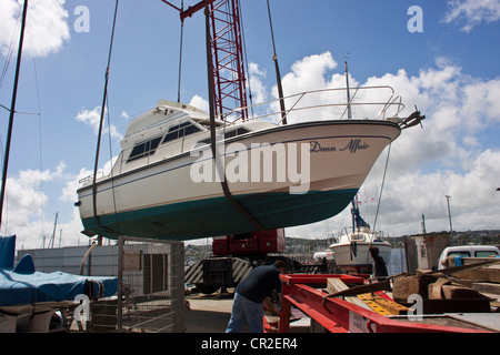 Motoryacht (Dawn Affair) werden vom LKW in die Marine in Torquay, Devon, UK abgeladen. Stockfoto