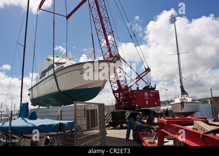 Motoryacht (Dawn Affair) werden vom LKW in die Marine in Torquay, Devon, UK abgeladen. Stockfoto