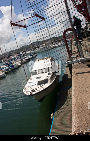 Motoryacht (Dawn Affair) werden vom LKW in die Marine in Torquay, Devon, UK abgeladen. Stockfoto