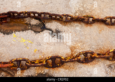 Rostigen Anker-Kette auf einem griechischen Hafen Stockfoto