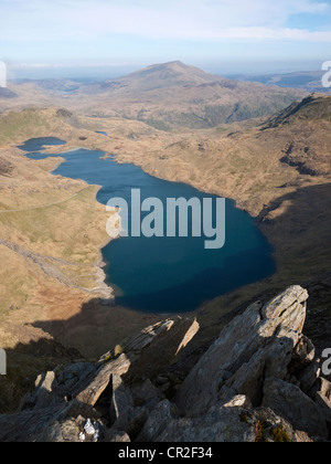 Ein Blick über den See Llyn Llydaw in Cwm Dyli, Snowdon. Y Lliwedd entnommen. Der Höhepunkt der Moel Siabod im Blick auf den Horizont. Stockfoto