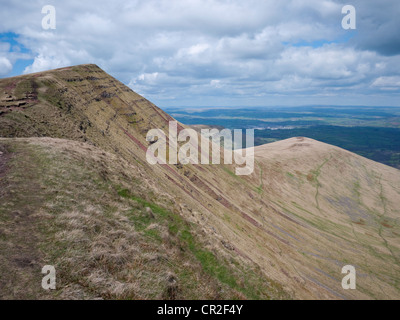 Der Gipfel des Cribyn und der unterstützenden Grat von Bryn Teg in Brecon-Beacons-Nationalpark Stockfoto