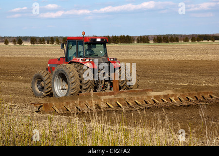 Traktor angebaut Feld im zeitigen Frühjahr Stockfoto