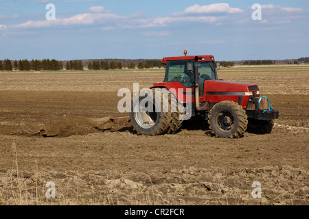 Agrarlandschaft. Traktor Pflügen der Felder Stockfoto