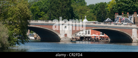 Panoramablick von Hampton Court Bridge über die Themse in Süd-west-London, UK Stockfoto