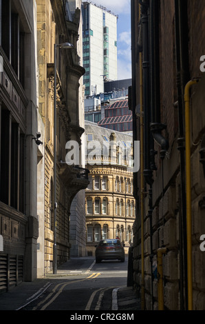 Ein Blick nach unten Chancery Lane, Manchester mit aufwendigen viktorianischen Gebäude und dem Stadtturm, Picadilly Gärten im Hintergrund Stockfoto