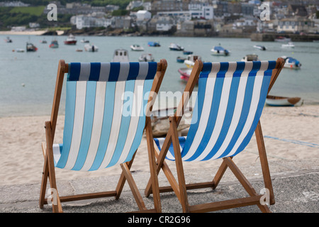 Leere Liegestühle in St. Ives, Cornwall Stockfoto