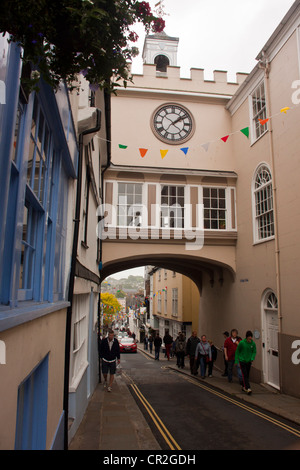 Uhrturm am Osttor zwischen High Street und Vordergrund Straße in Totnes Devon UK. Stockfoto