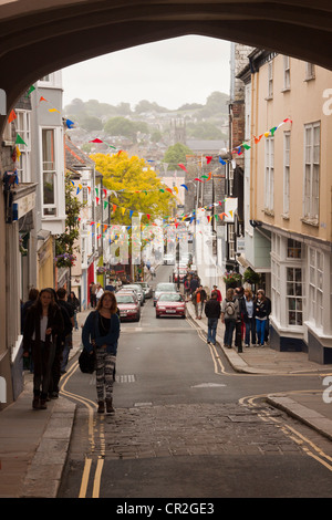 Uhrturm am Osttor zwischen High Street und Vordergrund Straße in Totnes Devon UK. Stockfoto