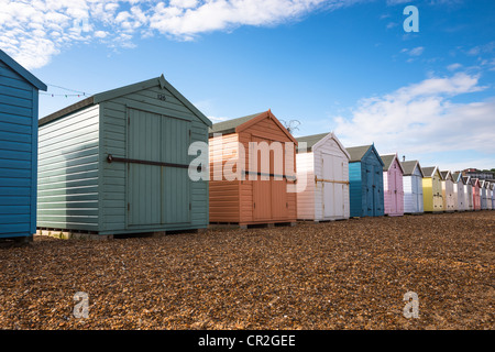 Bunte Strandhäuschen am Strand von Felixstowe, England. Stockfoto