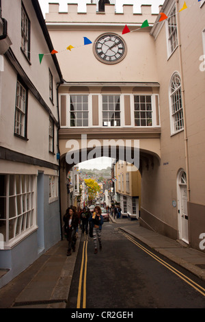 Uhrturm am Osttor zwischen High Street und Vordergrund Straße in Totnes Devon UK. Stockfoto