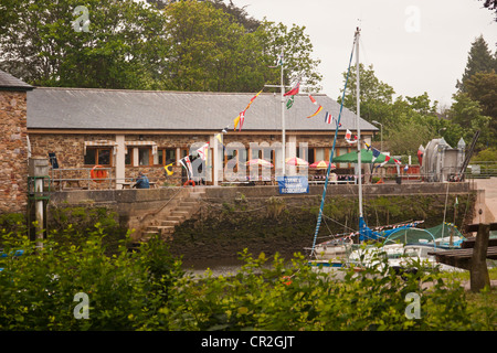 Yachten und Boote vertäut am Fluss Dart in Totnes, Devon UK, Yachten gekennzeichnet bereit für silbernes Jubiläum feiern, Ensign Fahne. Stockfoto