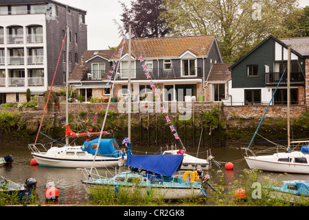 Yachten und Boote vertäut am Fluss Dart in Totnes, Devon UK, Yachten gekennzeichnet bereit für silbernes Jubiläum feiern, Ensign Fahne. Stockfoto