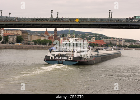 Lastkahn an der Donau, Budapest gehen unter der Kettenbrücke. Stockfoto