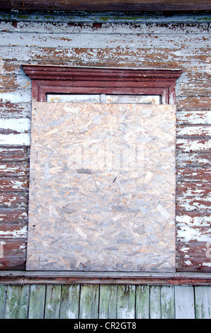 Grunge Dorf Haus Fenster genagelt-Up mit Holz Spanplatten aufgegeben. Antike Architektur Hintergrund. Stockfoto