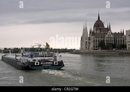 Lastkahn an der Donau, Budapest mit dem Parlamentsgebäude im Hintergrund. Stockfoto